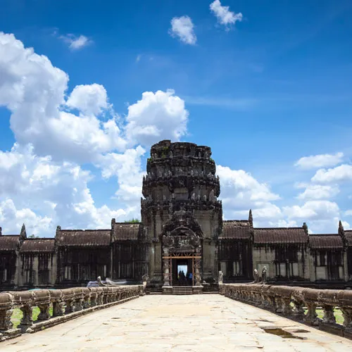 Angkor-Wat-entrance-72