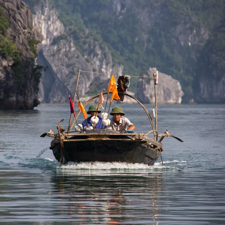 Ha-Long-bay-fishing-boat-72